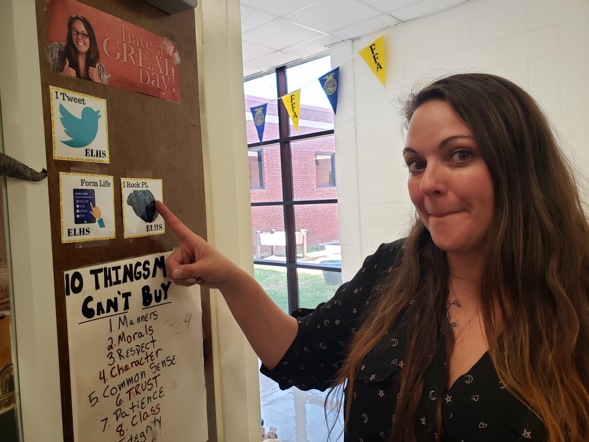 RWilliams_EDS's tweet photo. New badges!! These Ts are empowering Ss by creating authentic learning experiences, co-creating projects with their Ss, & bringing in experts to collaborate with Ss. Way to #RockPL @WhitneyandGrace!! #ELHSSOAR #BetterTogetherHenry #WeHaveABadgeForThat https://t.co/47VLw6gqlN