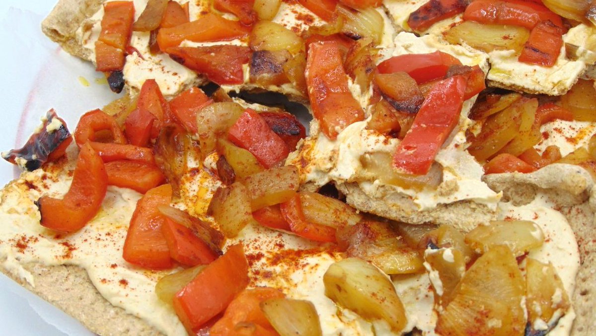 Pizza #vegana con hummus y verduras. RECETA: tastydetails.com/pizza-vegana-c…