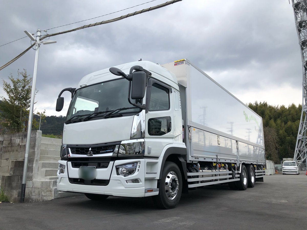 有限会社 山本梱包運輸 本日 大型ウィング車の新車が納車されました 今回は完成車 ベースではありますがシャーシまわりの防錆塗装や荷台部分にステンレスを多数使用 その他オプション類を追加した特別仕様になります そしてこの車両からロゴマークの色を