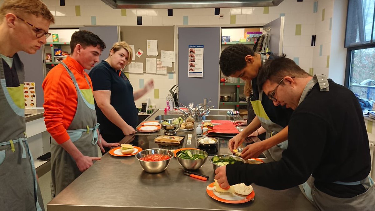 Vandaag wordt er bij ons op school vergaderd door stichting Prisma en onze leerlingen verzorgen de catering. Wat een mooie klus! <a href="/eijgenstein/">Nik Eijgenstein</a> <a href="/POAlmere/">PasOnd Almere</a>