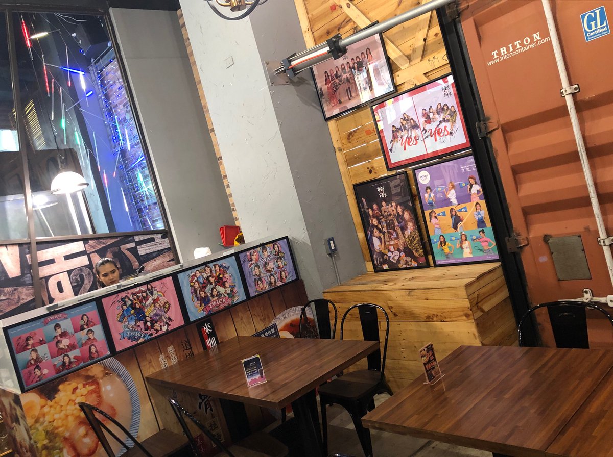 ツウィちゃんの親のカフェにいます☺️

サイン入りのポスターめっちゃあるしほんとに娘愛が溢れてるカフェだと思いました☺️

料理もめちゃめちゃ美味しいです☺️