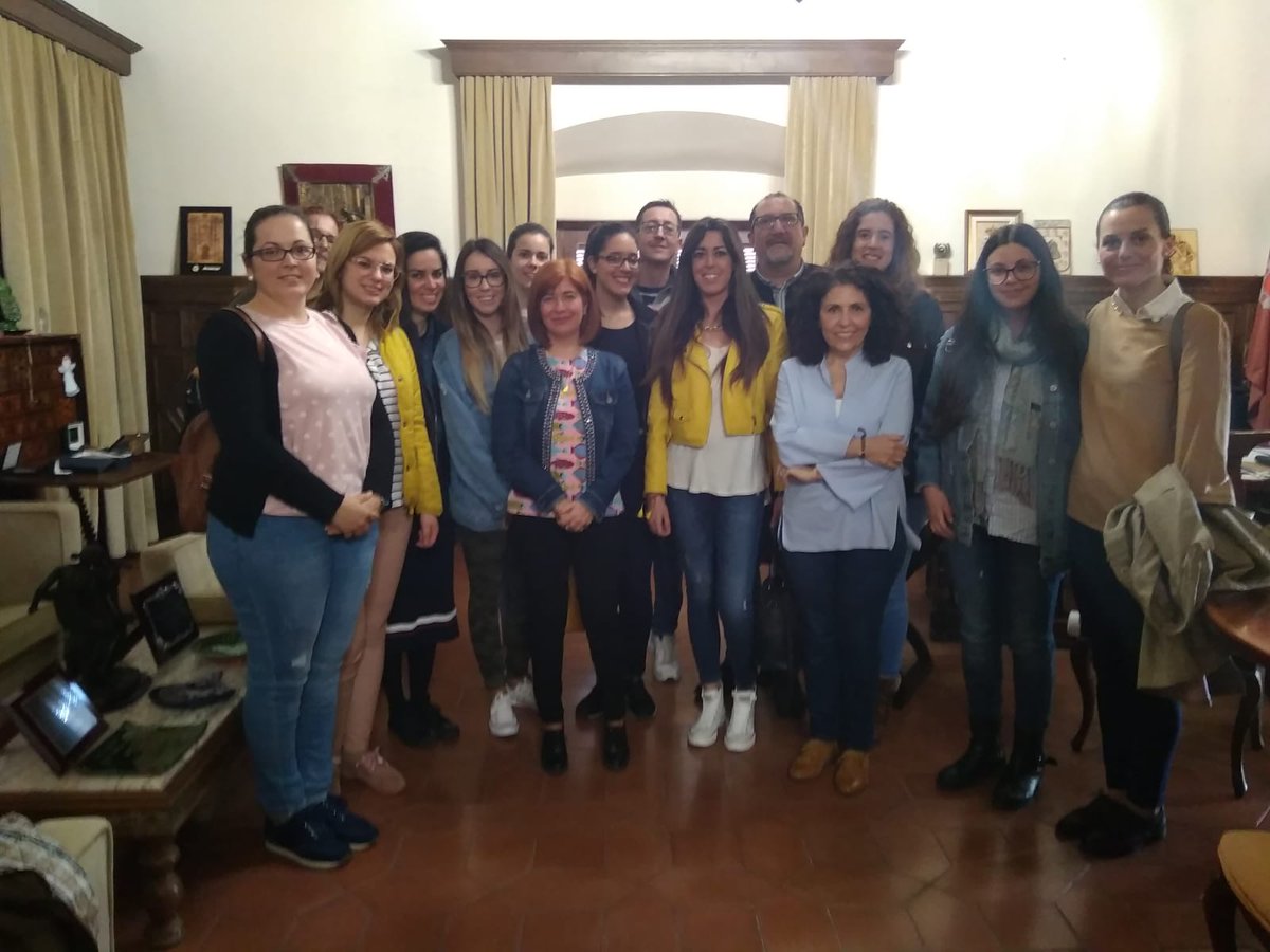 Ayer nos recibió Toni Olivares, Alcaldesa de Úbeda, en <a href="/aytoubeda/">Ayuntamiento Úbeda</a>  donde tuvimos la oportunidad de hablar sobre el proyecto @Lanzaderas_EES 🚀 y comentarle lo que nos ha aportado individualmente en los últimos meses. Gracias por el buen trato.  #empleo #emprendimiento #lanzaderas