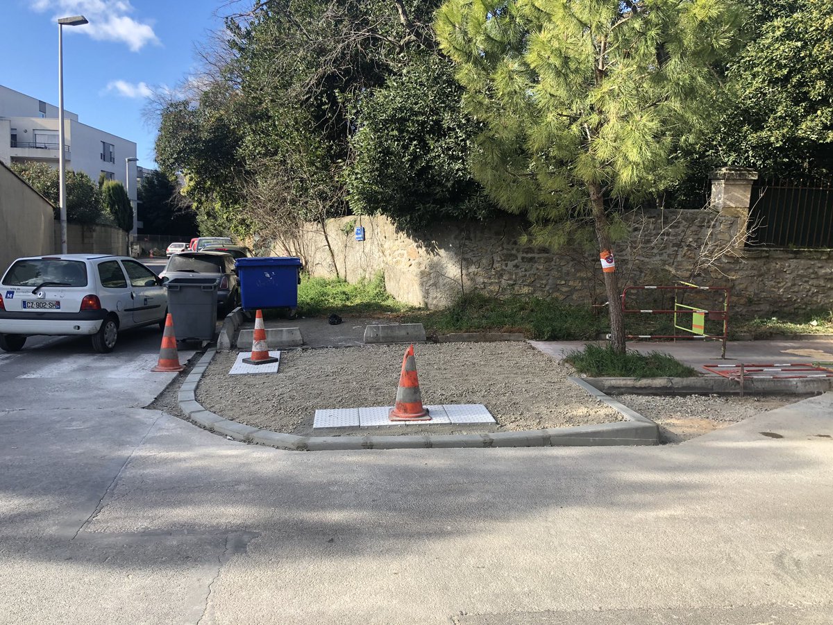 lucalbernhe's tweet photo. Suite à la demande des résidents de la résidence Le Capitole rue des Bougainvilliers,nous  réalisons 1 avancée de trottoir &amp;  créons 1 traversée piétonne afin  de rendre plus sûr l’accessibilité à la résidence. Nous améliorons le #cadredevie dans tous les quartiers! cc @Saurel_P https://t.co/AHsiPXJ2nJ