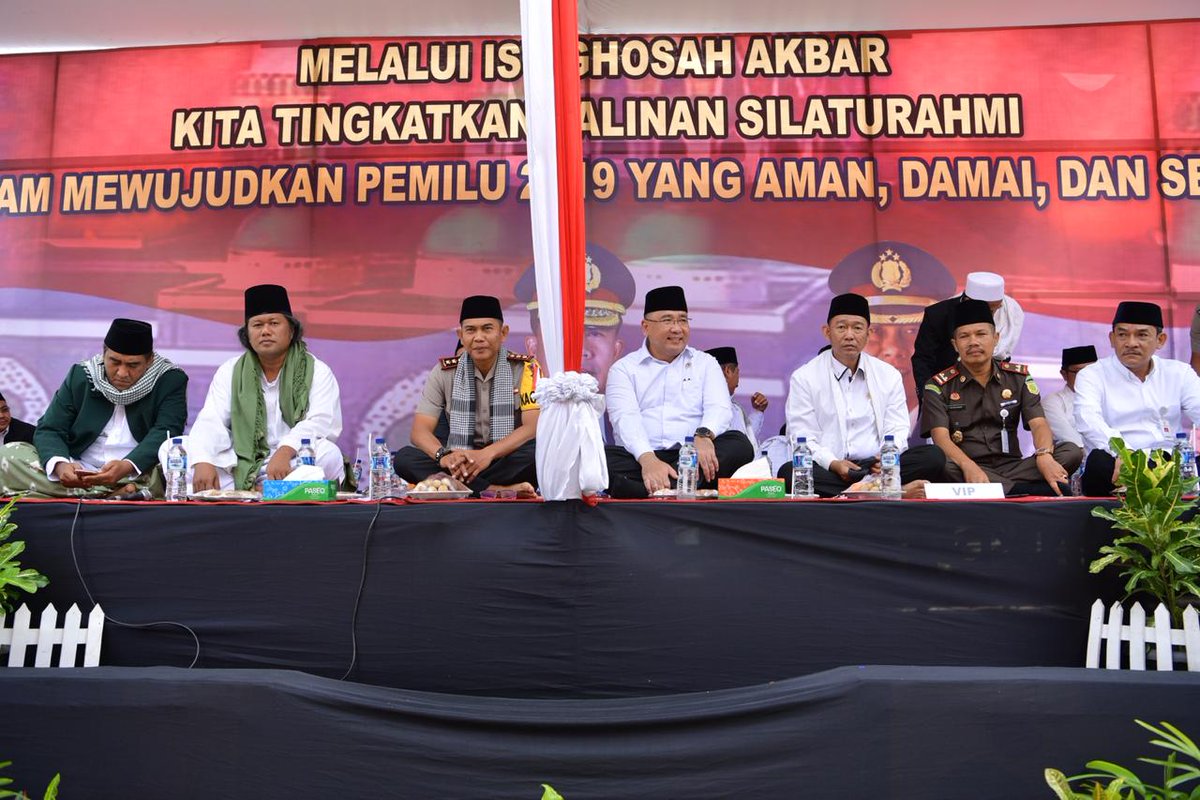 taufikmadjid71's tweet photo. Mendampingi Mendes PDTT, Bpk. Eko P Sandjojo di tengah2 Jamaah Istighotsah Gus Muwafiq d Kab Lebong Bengkulu (14/03/2019).Gus Muwafiq jg berharap agar umat Islam Aswaja An Nahdliyyah &amp; masyarakat pecinta Pancasila &amp; NKRI jgn alergi politik. Politik itu wasilah utk menata Negeri. https://t.co/wYHzf9aw9d