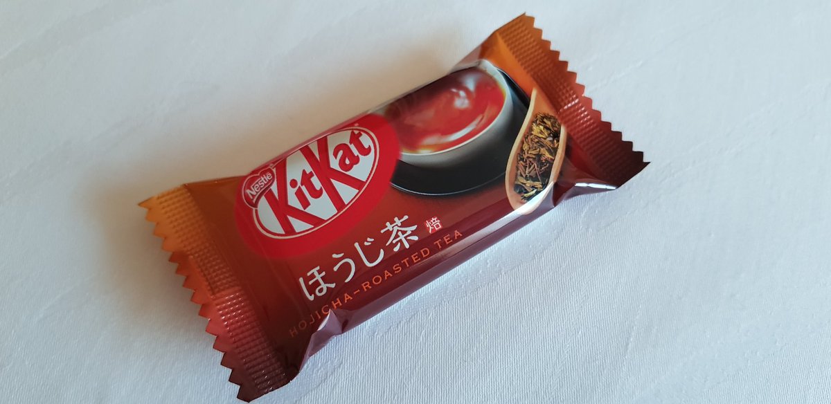 TriangleTravel's tweet photo. Today's Kit Kat of choice.....tea roasted flavour #Japan #TriangleTrips https://t.co/EYWnPH5CHd