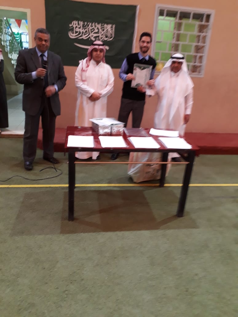 تتقدم المدرسة بالشكر والتقدير للمعلمين المتميزين عن شهر فبراير بالصفوف الأولية والعليا بالقسم الابتدائي بنين #المعلم_المتميز @RawabiEDU <a href="/riyadh_edu/">pهاgl</a>