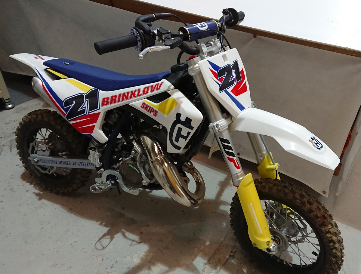 LNGraphicDesign's tweet photo. Kaden Pargetter #21 Husqvarna 50 ready to hit the track with some distinguished added #racegraphics courtesy of @LNGraphicDesign
π 01788 833020
π§ l_ngraphicdesigns@hotmail.co.uk
#Husqvarna50 #graphics #decals #brinklowskips #lngraphicdesigns #rugby #coventry #smcov #covhour https://t.co/xj1sRAJ5kW
