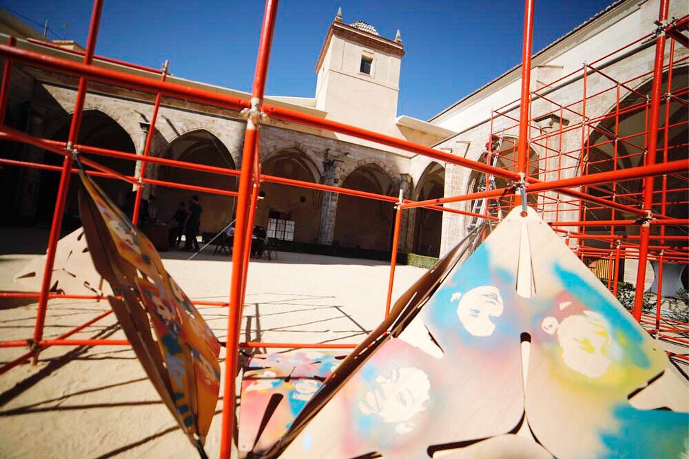 centredelcarme's tweet photo. 💥#MVSEVM és la falla participativa del #CCCC per a les #Falles2019
👐🏼 Més de 400 joves de centres escolars i formatius, l’han construit conjuntament en el #TallerSelfie, on han creat el seu propi retrat amb la tècnica de l’estarcido🤳🏻✨
Creadors: Javier Molinero i Bernat Ivars https://t.co/bt6j2whpDp