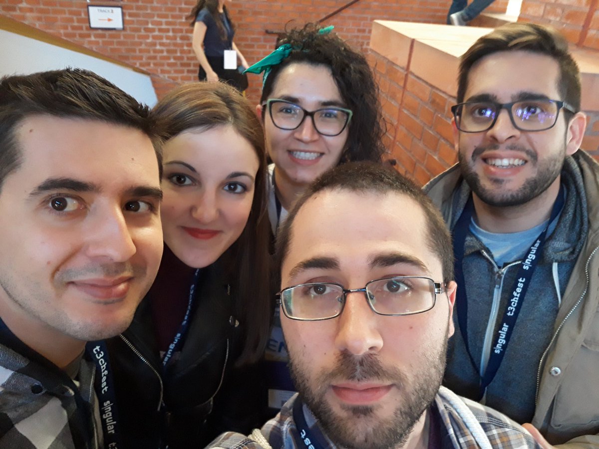 nievesborrero's tweet image. Nos encontramos con una de nuestras mentoras de @DjangoGirlsODB en #T3chFest2019 @EllaQuimica 😊💃💃la magia del @T3chFest 💜