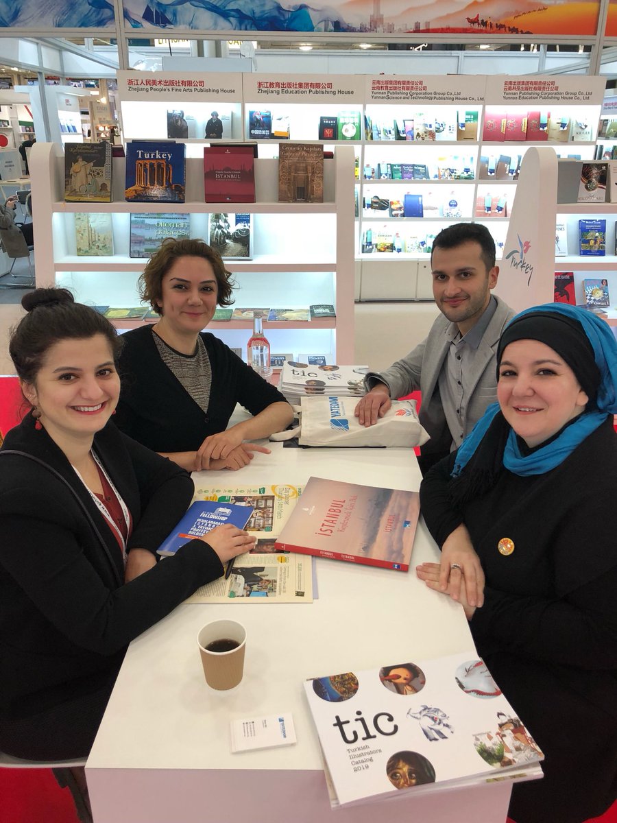 EsraCeceli's tweet photo. İBB Kültür AŞ ve Kültür ve Turizm Bakanlığı’nın desteği ile Türk edebiyatını yurtdışında temsil eden, koordinatörlüğünü yürüttüğüm, YATEDAM/TURLA (Turkish Literature Abroad) ekibi ile Londra Kitap Fuarı’ndayız... @yatedam_  @basyaybir @kultur_istanbul @TCKulturTurizm https://t.co/9lggSMMtHR
