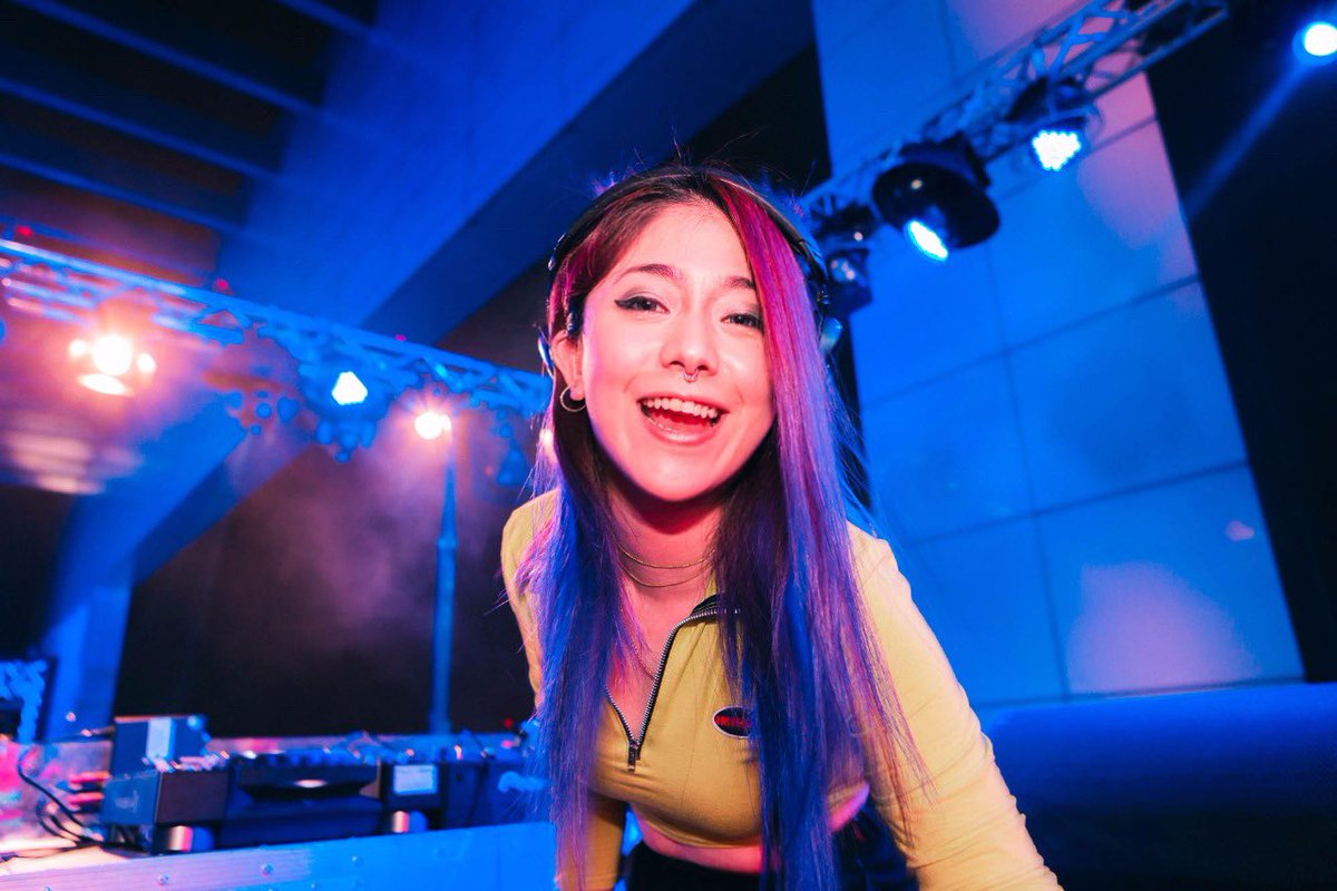 DJRayRay_Taiwan's tweet photo. Throwback playing at @deepblue_kl during @wiredmusicweek w/ all my families and friends! Thank you all for the maddest love and supports! SO MUCH FUN 💜
📸 by @vinodii @clublandkl
#djrayray #theLOOP #wiredmusicweek2019 #supermodifiedagency #BarongFamily #DeepBlueKL #kualalumpur https://t.co/awSeVFuAzK