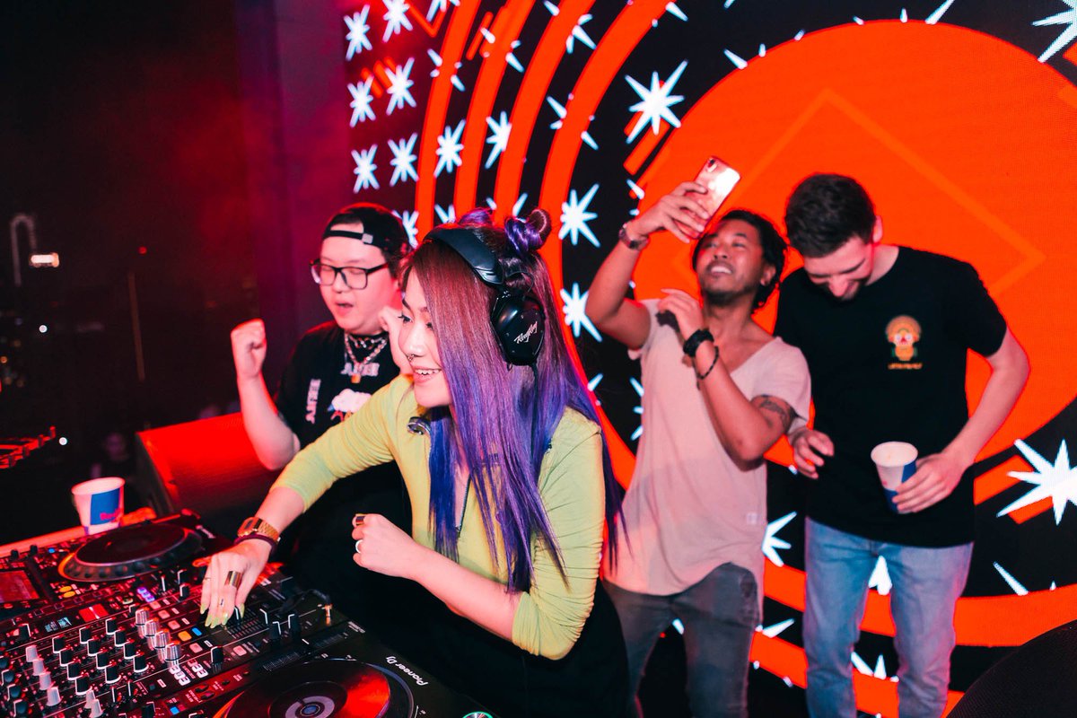 DJRayRay_Taiwan's tweet photo. Throwback playing at @deepblue_kl during @wiredmusicweek w/ all my families and friends! Thank you all for the maddest love and supports! SO MUCH FUN 💜
📸 by @vinodii @clublandkl
#djrayray #theLOOP #wiredmusicweek2019 #supermodifiedagency #BarongFamily #DeepBlueKL #kualalumpur https://t.co/awSeVFuAzK