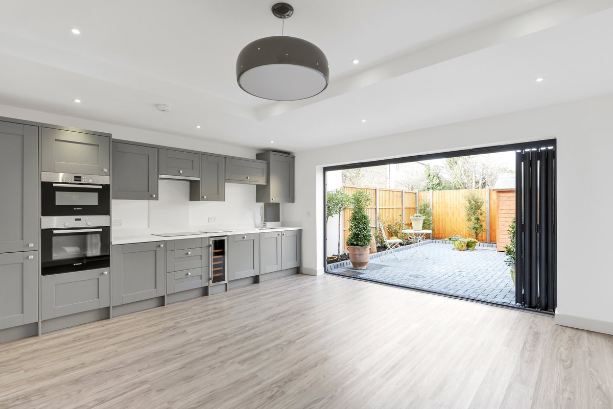 Caddingtons2's tweet image. For Sale; Brand new 3 bedroom flat, Kingston Road, SW19, The finish throughout is of an excellent standard and includes gas central heating, Bosch kitchen appliances, double glazed sash windows, a 10 year build warranty and a Share of Freehold £675,000 caddingtons.com/kingston_road.…