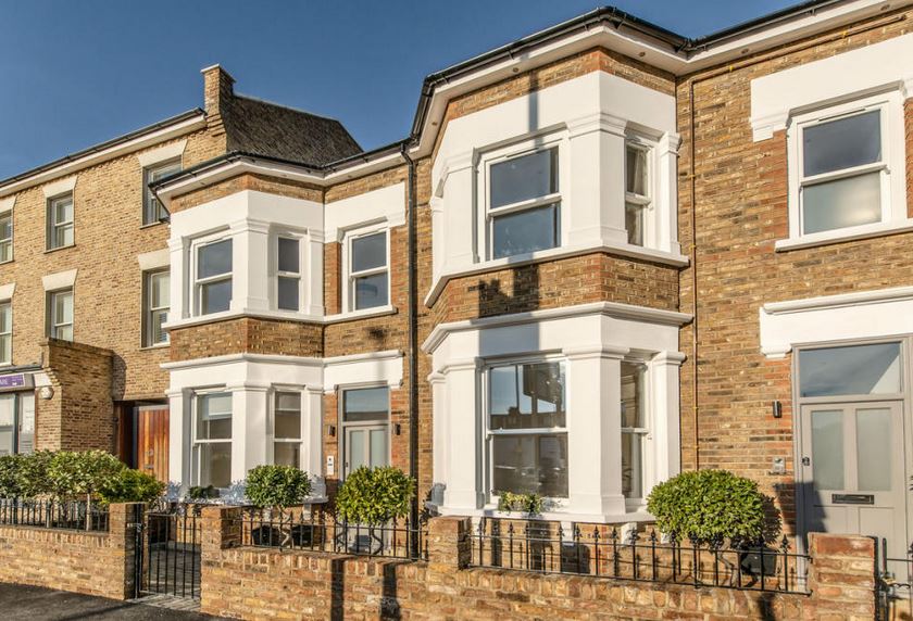 Caddingtons2's tweet image. For Sale; Brand new 3 bedroom flat, Kingston Road, SW19, The finish throughout is of an excellent standard and includes gas central heating, Bosch kitchen appliances, double glazed sash windows, a 10 year build warranty and a Share of Freehold £675,000 caddingtons.com/kingston_road.…