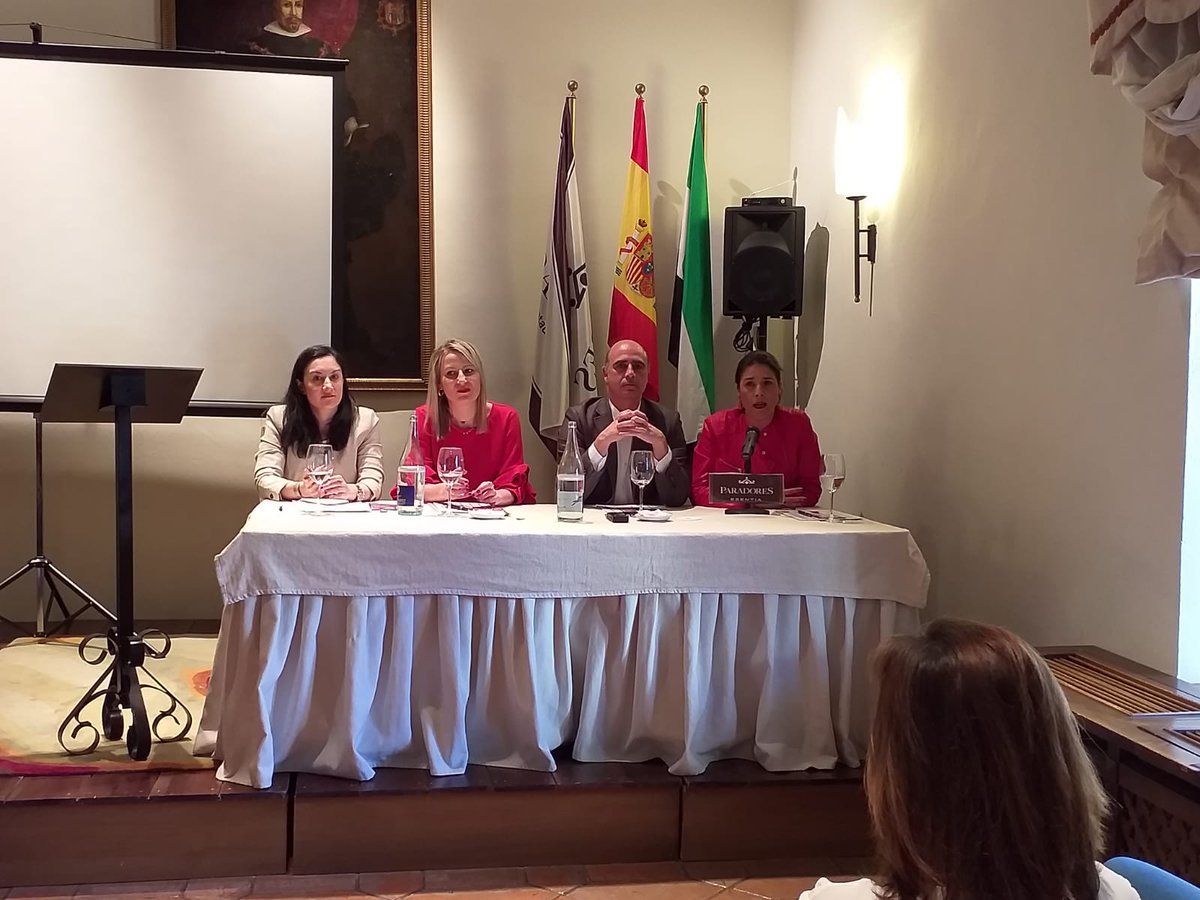 lafeup's tweet photo. Elisa Barrientos, Directora del IMEX "Allá donde me encuentre trabaje por el feminismo, que es un movimiento que busca el reconocimiento de la mujer, en su diversidad y libertad" #FEMUPBadajoz https://t.co/mSg0nEJ7x6