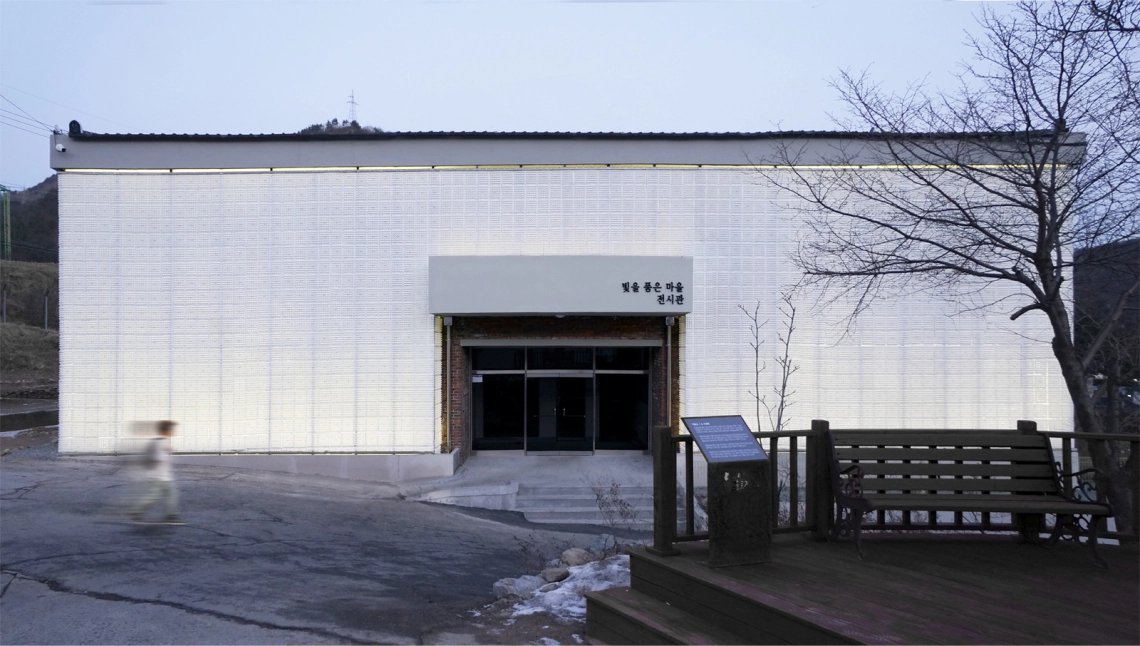 enginr_stories's tweet photo. Another #facade designed by Hyanju Joo for the #Maeulmisul Art Gallery in #TaeBack. Semi-transparent #plastic #material was reused to create this lightweight effect. #ecofriendlyDay #architecture #Design #green #ecofriendly #engineering https://t.co/HWDd3sFKY3 https://t.co/9ViKggurq0