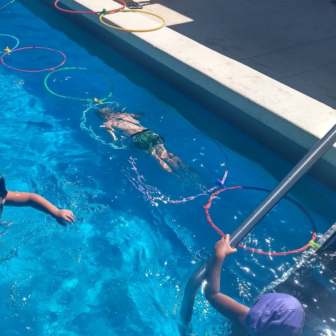 StePeti's tweet image. #natación #EstimulacionAcuatica 
Buscamos poder sumergir el cuerpo en un medio diferente. #controlcorporal general. El obstáculo en algunos casos o el facilitador es EL ARO