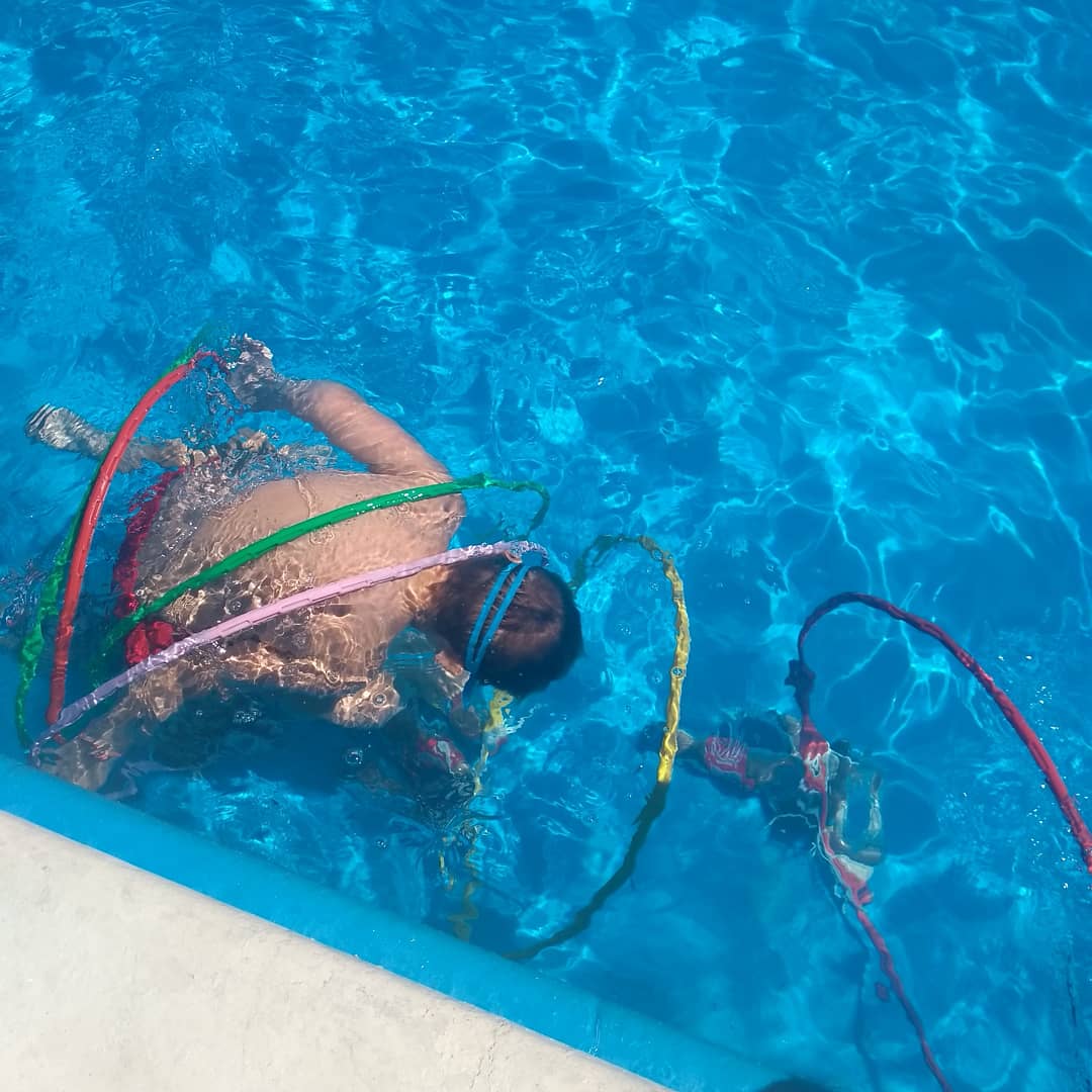 StePeti's tweet image. #natación #EstimulacionAcuatica 
Buscamos poder sumergir el cuerpo en un medio diferente. #controlcorporal general. El obstáculo en algunos casos o el facilitador es EL ARO