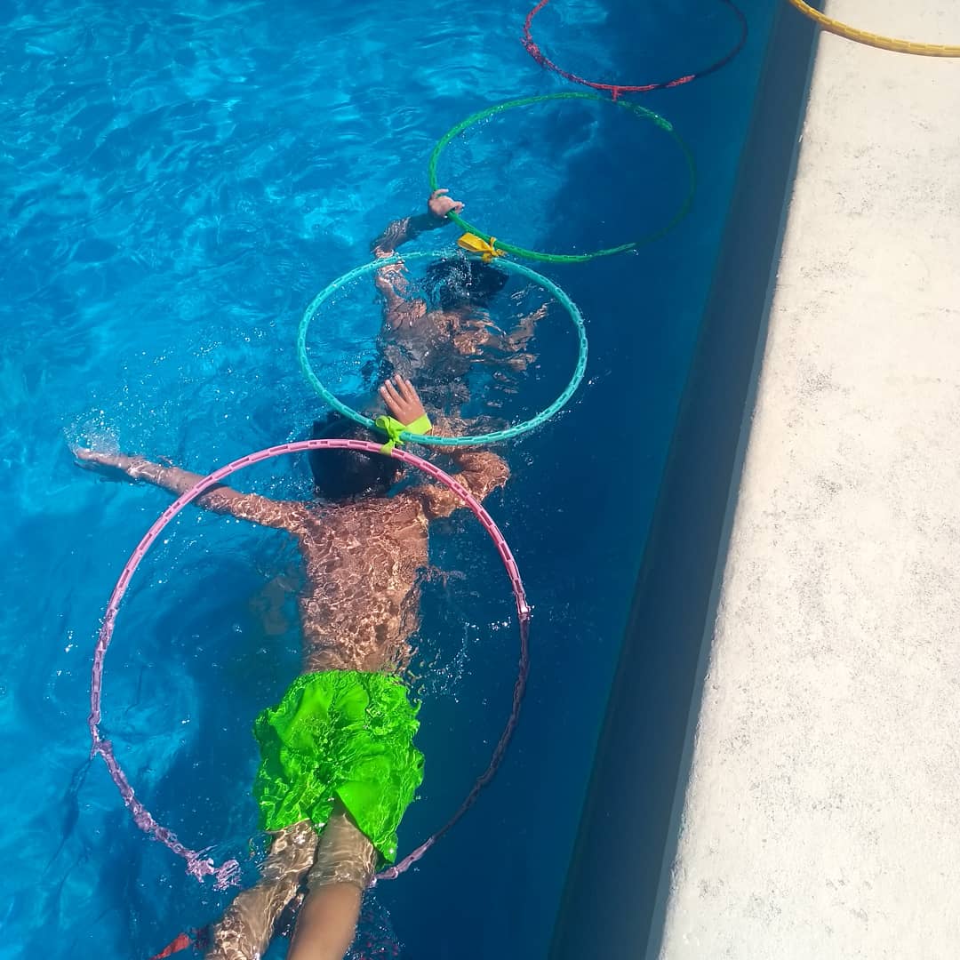 StePeti's tweet image. #natación #EstimulacionAcuatica 
Buscamos poder sumergir el cuerpo en un medio diferente. #controlcorporal general. El obstáculo en algunos casos o el facilitador es EL ARO