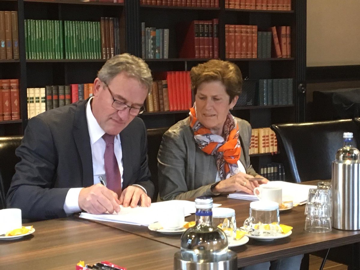 Jantine_L's tweet photo. #overdrachtstedelijkwater van @gmrijssenholten naar waterschap @Vechtstromen. Bestuurders @ria_broeze en @AJAanstoot ondertekenen de overeenkomst op prachtige locatie in groene hart van Rijssen @Parkgebouw #DPRA #waterindestad #hittestress https://t.co/MJTZZ5VCdZ