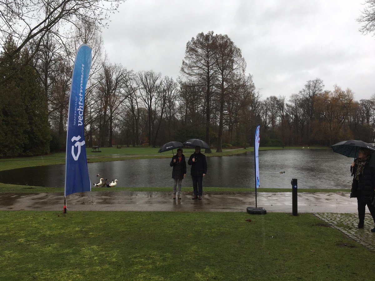 #overdrachtstedelijkwater van <a href="/gmrijssenholten/">Gemeente Rijssen-Holten</a> naar waterschap <a href="/Vechtstromen/">Vechtstromen</a>. Bestuurders <a href="/ria_broeze/">Ria Broeze</a> en <a href="/AJAanstoot/">Jan Aanstoot</a> ondertekenen de overeenkomst op prachtige locatie in groene hart van Rijssen @Parkgebouw #DPRA #waterindestad #hittestress