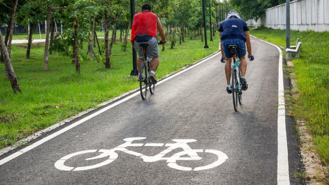 loicayral's tweet photo. Une piste cyclable de 100km interdite aux voitures en Allemagne. https://t.co/SjwjVPm2Dk
 #velo #cyclisme #cyclotourisme #sport #loisir #tourisme @actuvelofr @_VeloDesign @MonCherVelo @VeloTerritoires @velovoieverte @VivonsVelo @velovertmag @LaVeloFrancette @TourismeAvelo @FUB_fr https://t.co/7Z6NXKz5Dr