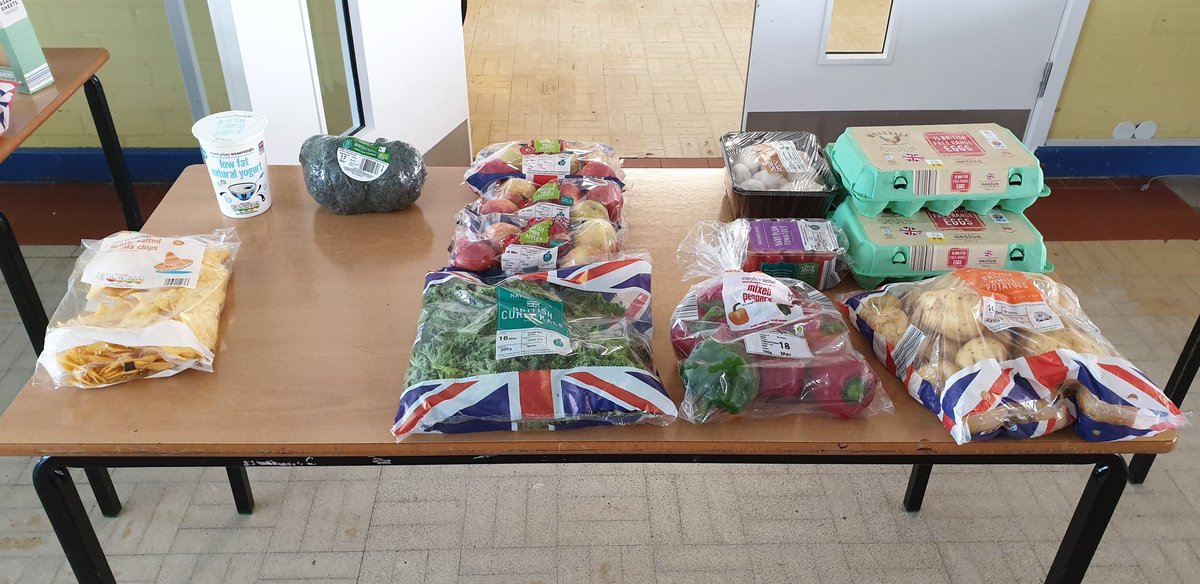 LcaYear9's tweet photo. @LincolnCastleAc @TpwSlt  Yr13 getting prepped for the ready steady masterchef bake offathon! #aspireday2 #unilife https://t.co/GuLQX9NGBl