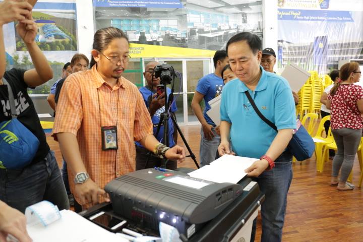 COMELEC's tweet photo. The COMELEC Education and Information Department, represented by @dirfrancesarabe, conducted a #VCMDemo for Liberal Party local chapter representatives on March 5, 2019, as part of our continuing #VoterEd drive for the #NLE2019. https://t.co/2hscwxKafa