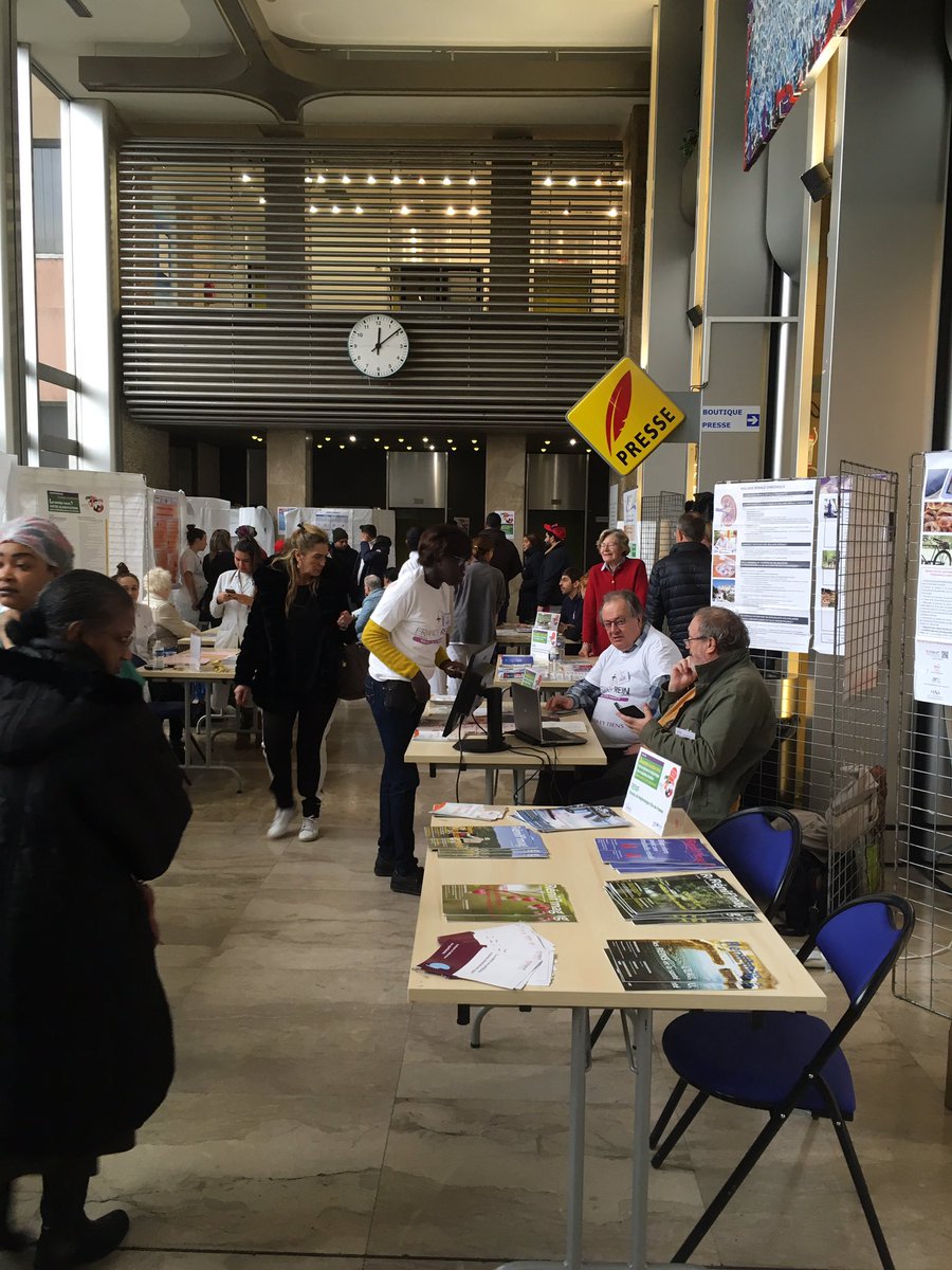 Gros succès pour la #journeemondialedurein à l’hôpital Bichat, nous sommes nombreux, soignants, chercheurs et patients pour échanger sur les maladies rénales. Les consultations de dépistage vont bon train ! @HUPNVS @APHP