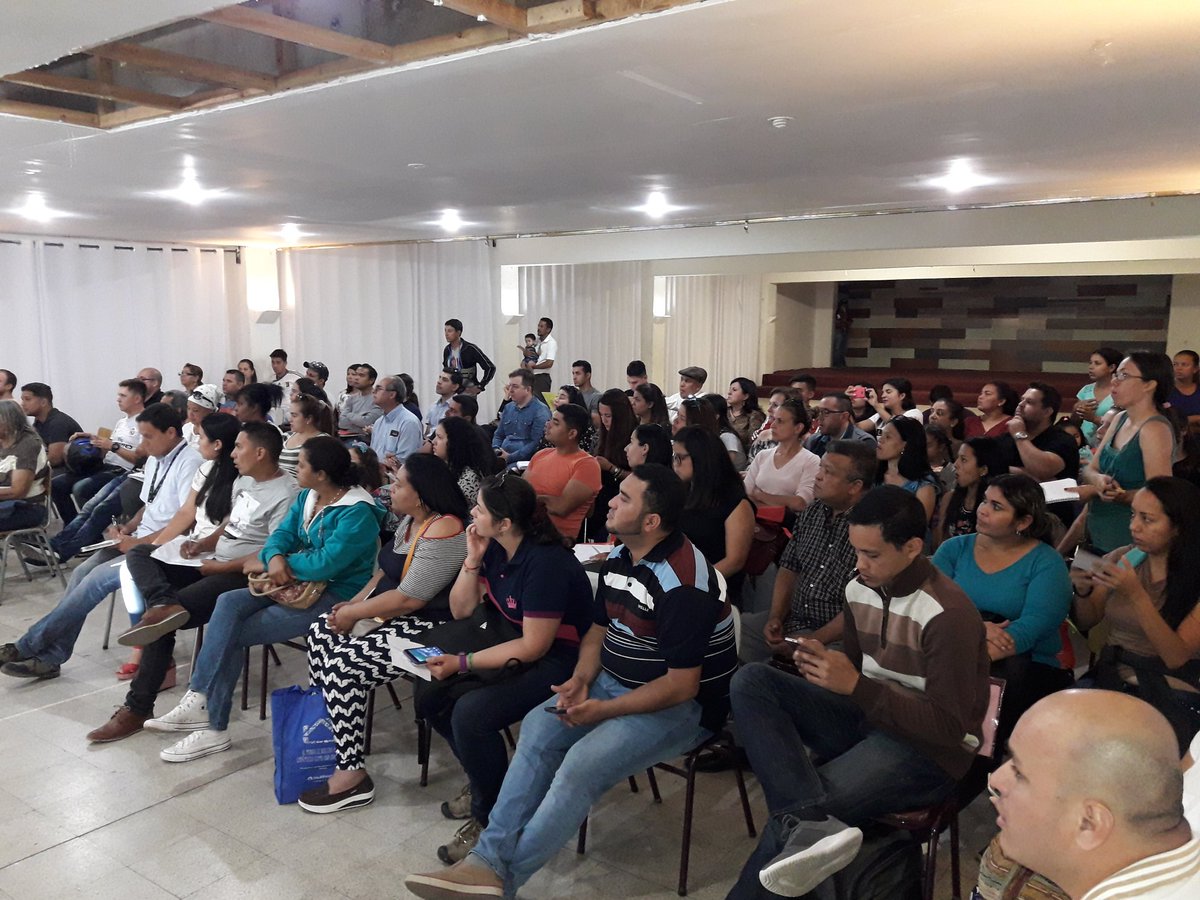 HMigrantes's tweet photo. Una excelente respuesta tuvo la charla organizada por #Humanitar para analizar todo lo relacionado con la #visadefinitiva, más de 80 asistentes, la mayoría #migrantes #venezolanos residentes en Talca. Excelentes los relatores. @OIMChile @ACNURSuramerica https://t.co/CDTjdjq7De
