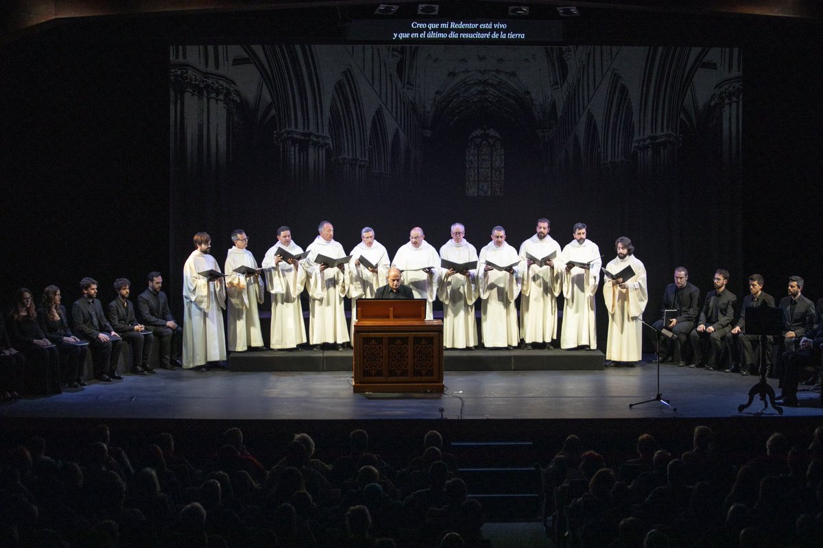 MiguelAMarinL's tweet photo. Cuatro momentos del concierto tratralizado de anoche: Schola Antiqva y el Coro Victoria, con Juan Meseguer de narrador, recreando las honras fúnebres del Príncipe don Juan (1497). No lo parece, pero sigue siendo el salón de actos de Fundación Juan March https://t.co/MhNVn6KULS