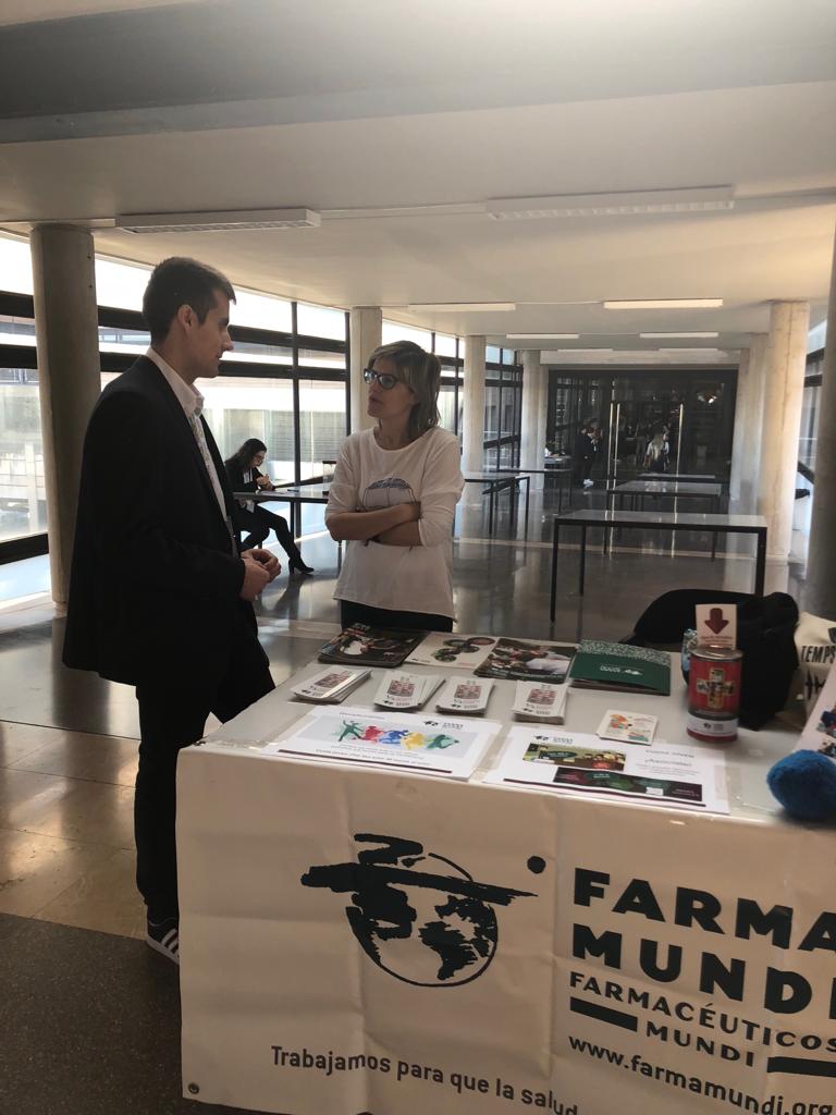 ¡En pleno apogeo! 👏Compartimos fotos con la comunidad #farmacéutica que  asiste al IX Congreso de Estudiantes de #Farmacia en <a href="/FacFarmacia_UV/">Facultat de Farmàcia i Ciències de l'Alimentació</a> con  <a href="/boticoco/">Aprende con Boticoco</a> y coquito, la mascota de <a href="/AVEFarmacia/">Estudiants Farmàcia</a>. Y esta tarde dos ponencias de lujo: <a href="/Farmaenfurecida/">Guille Martín</a> y <a href="/jcsiurana/">Juan Carlos Siurana</a> #formación