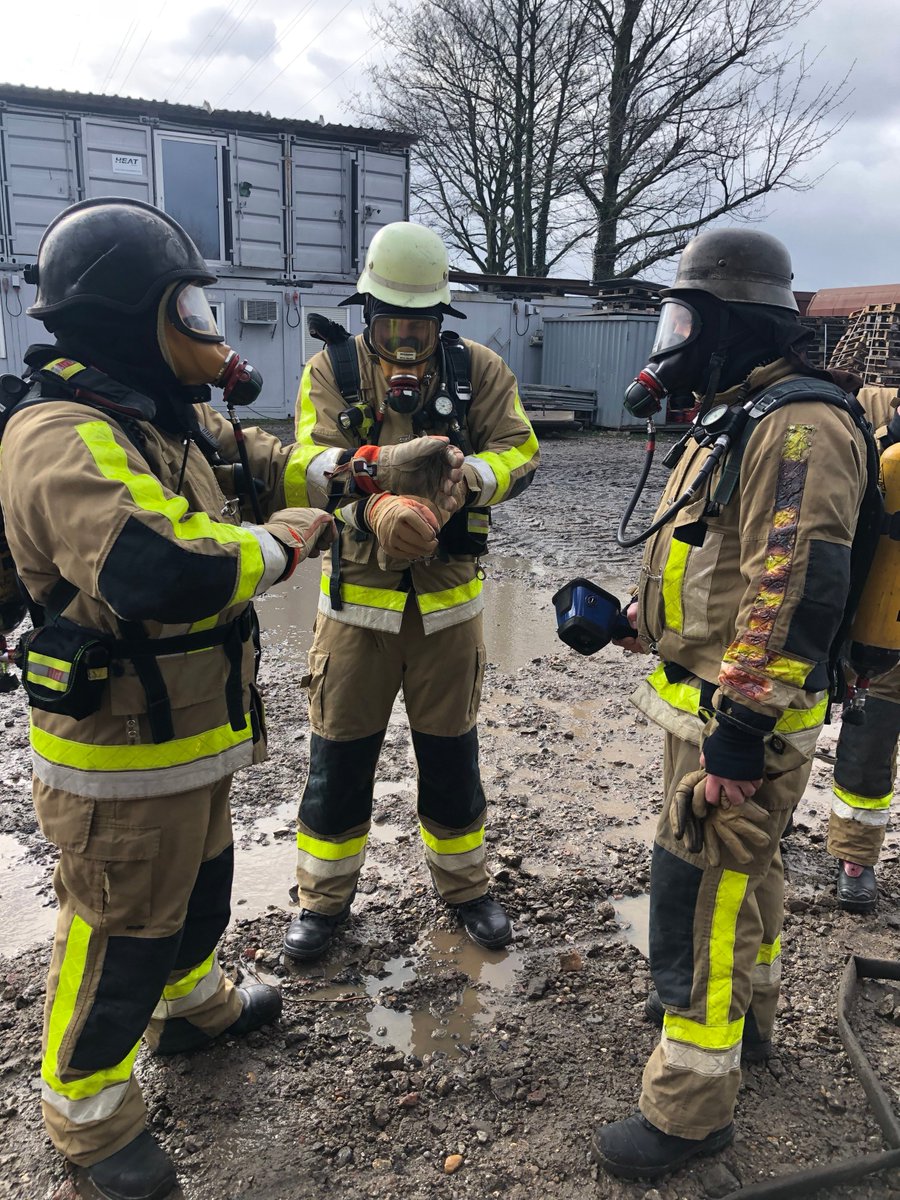 FWMonheim's tweet photo. Aus- und Fortbildung der #FeuerwehrMonheim am Rhein
Die Feuerwehr Monheim hat im Rahmen ihrer Fortbildungsmaßnahmen eine  Veranstaltung in der #Realbrandausbildung durchgeführt. Schwerpunkte waren: #Löschmethoden, #Löschtaktik und die #Menschenrettung aus brennenden Gebäuden. https://t.co/dOf2zeIQkb