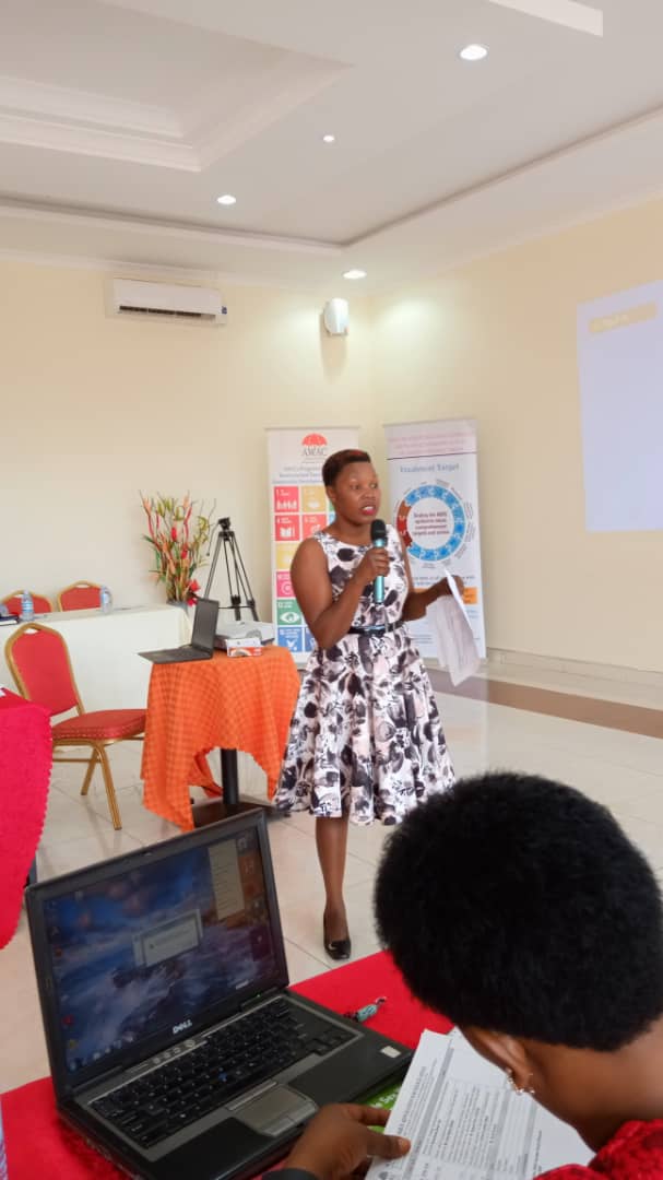 GCWR_Uganda's tweet photo. @macklean_kyomya , Executive Director of Alliance of Women Advocating for Change presenting about #SDGs and how they link to HIV, FSWs and other KPs

At the meeting organized by @awacuganda https://t.co/snNDaumhd9