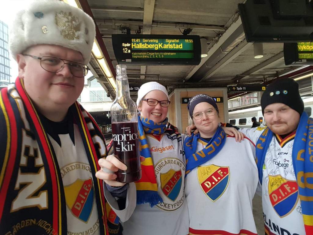 hedlundmediatv's tweet photo. Back on track, mot Karlstad för sista seriematchen innan slutspelet...
#DjurgårdensIF #AlltidOavsett #LandOchRikeRunt #MotSlutspel https://t.co/oHERqxIH34 https://t.co/D80EM9V13z