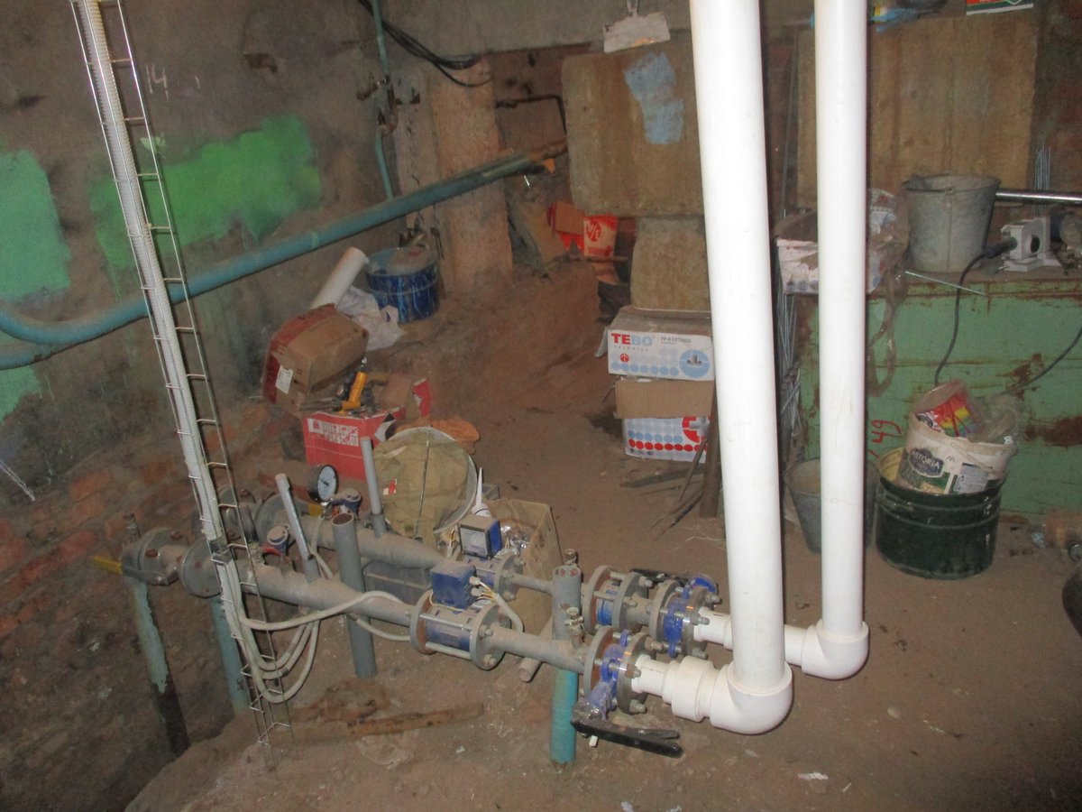 ремонт гвс хвс. монтаж водоснабжения в квартире. водопровод в многоквартирном доме. розлив хвс. отопление в подвале многоквартирного дома.