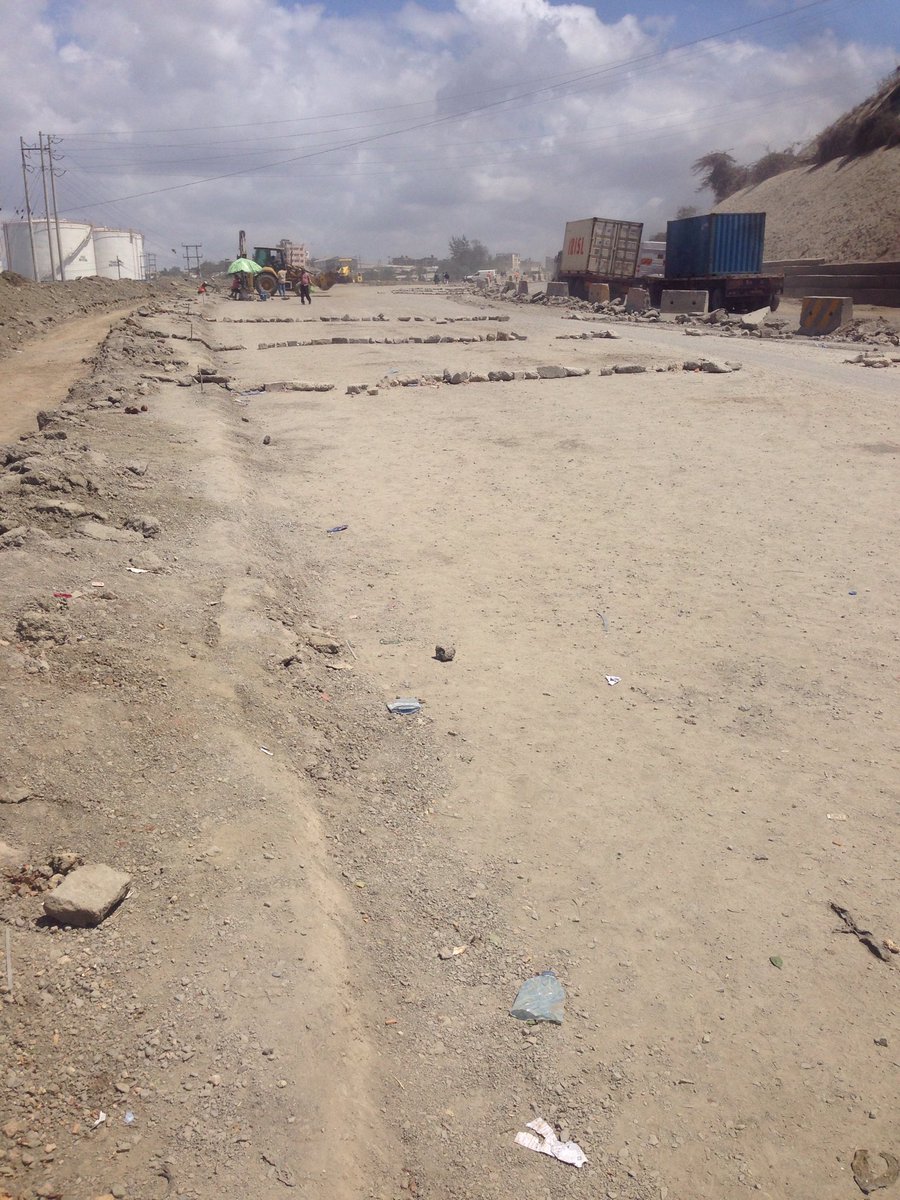 MuhamadHAbdi's tweet photo. @DCI_Kenya @ODPP_KE @EACCKenya if indeed your fight against corruption is genuine,could you investigate what #hyoung is building on a less than 3km stretch of kipevu-Changamwe roundabout for over 3years now @RobertAlai https://t.co/62m4NGrqcx