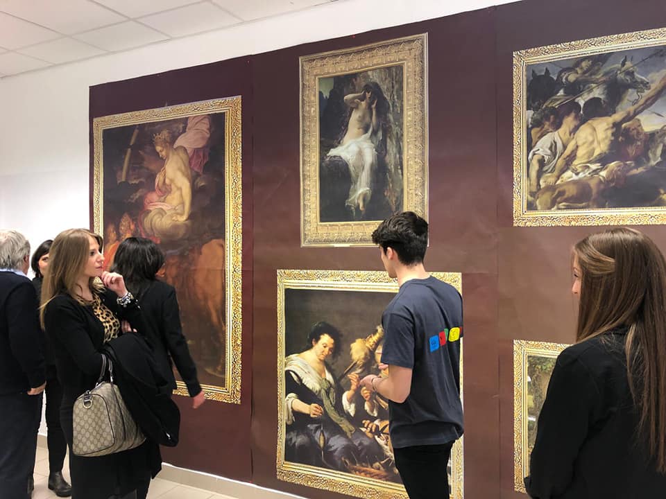 ComuneAvezzano's tweet photo. Entra nel vivo la #SettimanadellaCulturaScientificaeTecnologica organizzata al #LiceoScientificoMarcoVitruvio Pollione. L'assessore alle #ChiaraColucci ha fatto visita al liceo incontrando gli studenti che sono impegnati in una delle manifestazioni più apprezzate. https://t.co/DHvTrUzixL