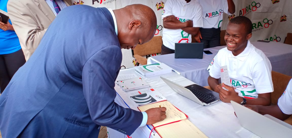 AjiraDigital_KU's tweet image. Members from Ajira Digital @KenyattaUni Chapter during the @AjiraDigital, @ICTAuthorityKE exhibitions at the @StrathU 
#EcommerceConference
#ecommercekenya