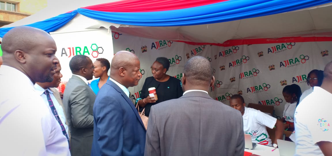 AjiraDigital_KU's tweet image. Members from Ajira Digital @KenyattaUni Chapter during the @AjiraDigital, @ICTAuthorityKE exhibitions at the @StrathU 
#EcommerceConference
#ecommercekenya