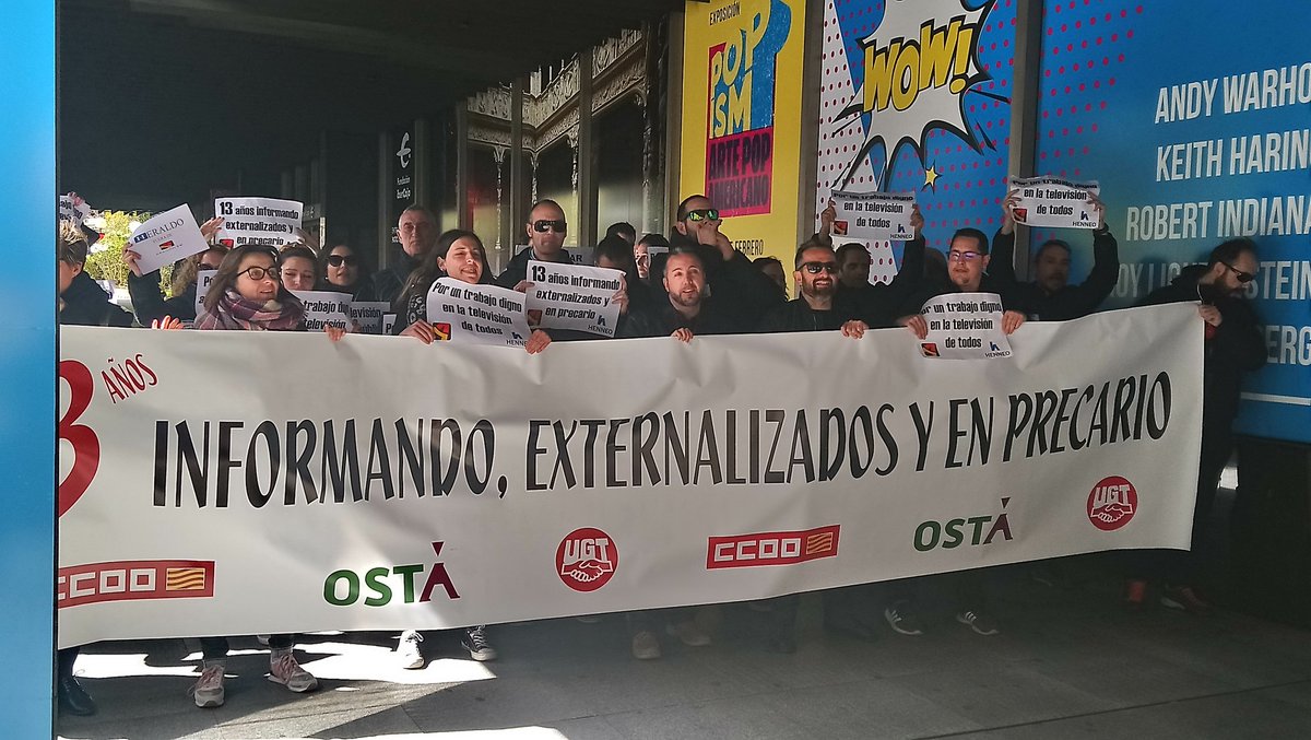 Otro jornada de huelga de los trabajadores de los servicios informativos privatizados de <a href="/aragontv/">Aragón TV</a> #JuevesNegrosATV Hoy tocamos la serenata al Presidente del <a href="/GobAragon/">Gobierno de Aragón</a>