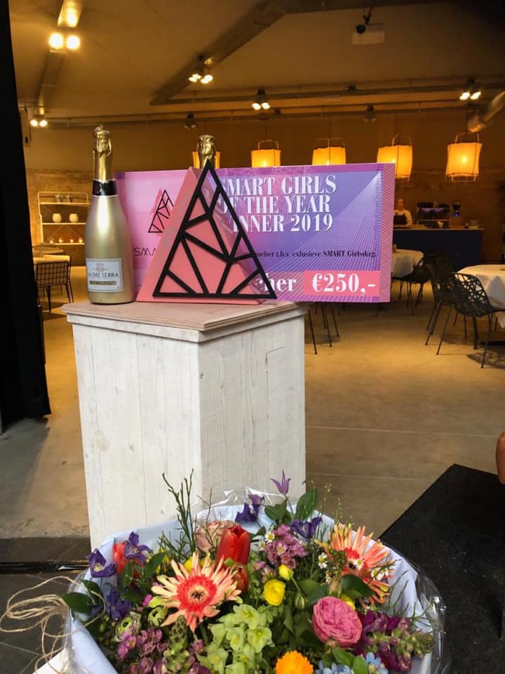 hetSpan's tweet image. ‘Onze’ SMART Girl Award staat opgepoetst klaar voor de gelukkige winnaar! #smartgirls #award #design #cheque