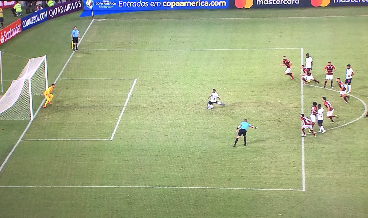 wkayser's tweet photo. Frame do instante antes de Intriago, da @LDU_Oficial, cobrar o pênalti defendido por Diego Alves, do Flamengo. Se fosse em Quito, certamente teria mandado voltar. @Libertadores https://t.co/mgt4qI6Eui