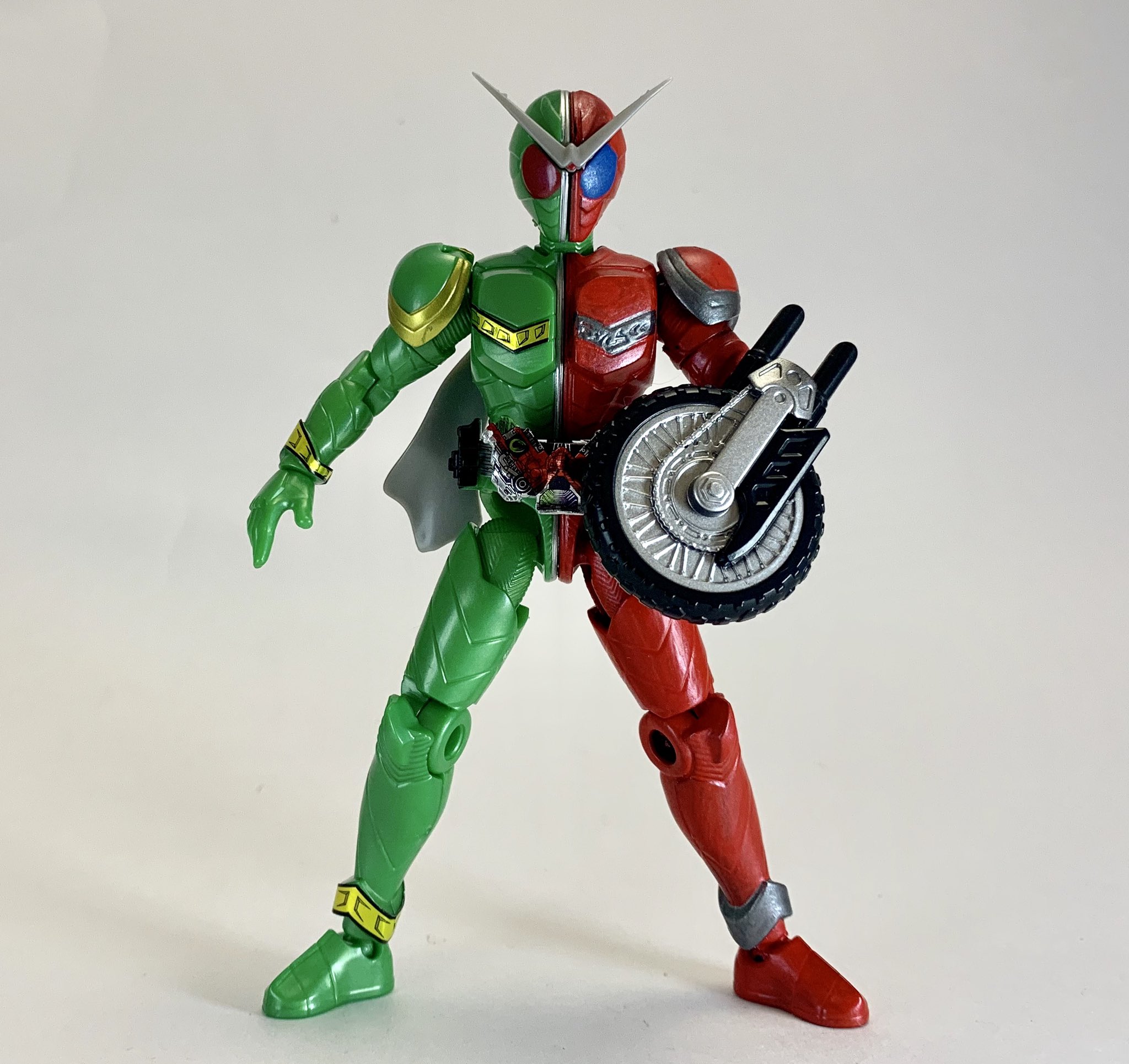 ナミヘイ 仮面ライダーwサイクロンアクセル かつてシュラウドが求めた 究極のw の鱗片 風と加速 排熱と放熱 全メモリ中最も適合率の高い組み合わせであるが 出力の高さ故にボディサイドへの負荷が大きく3分以上の戦闘は危険 マキシマムドライブは