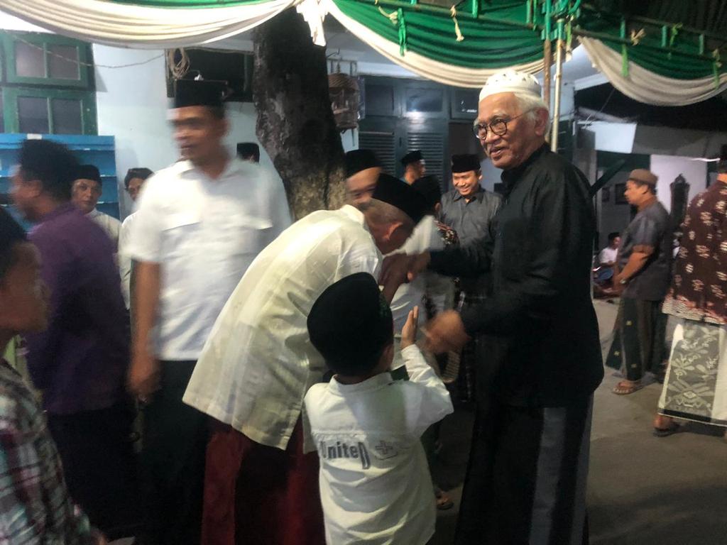 abdulsalim99's tweet photo. Situasi malam haul ke 15 th KH. M Cholil Bisri Leteh Rembang Jawa tengah. 

Alfatihah untuk beliau. Amin amin amin

#Haul15KHCholilBisri https://t.co/3Nn1vM71Dt