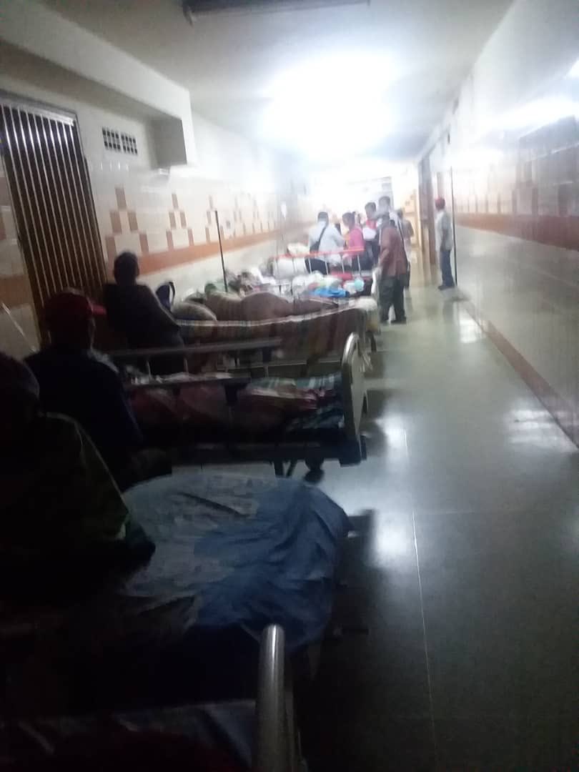 AdriCorales's tweet photo. Sacaron a los pacientes de la emergencia para poder limpiar y parapetearla para la visita de la comisión de la ONU @mbachelet  @Mmorin_informa @SergioNovelli @carlaangola @Almagro_OEA2015 @luisgonzaloprz @LuisOlavarrieta https://t.co/dGzv8B9lv0