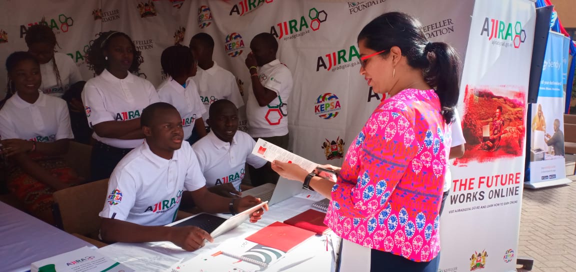AjiraDigital_KU's tweet image. Carol Kori, the head of @MasokoKe visits the @AjiraDigital tent to learn more about our services during the #EcommerceConference at Strathmore University.