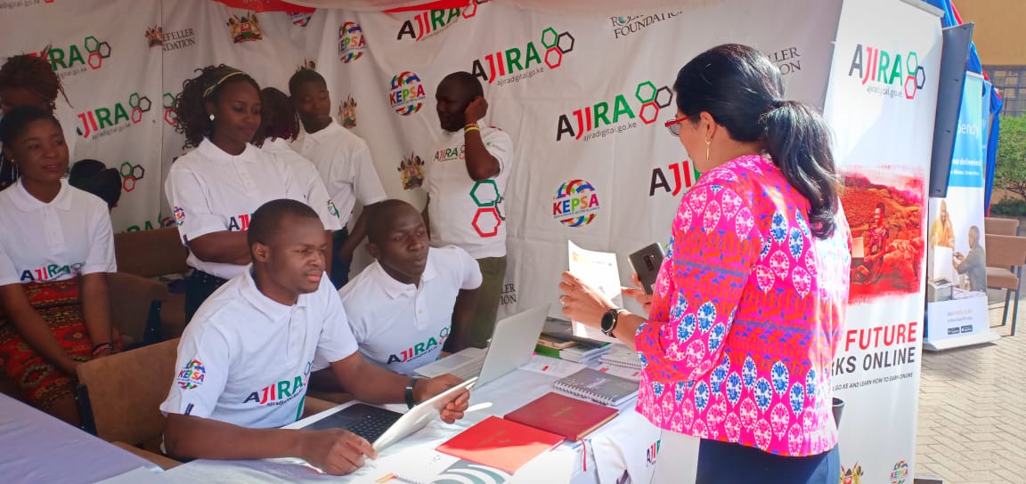 AjiraDigital_KU's tweet image. Carol Kori, the head of @MasokoKe visits the @AjiraDigital tent to learn more about our services during the #EcommerceConference at Strathmore University.