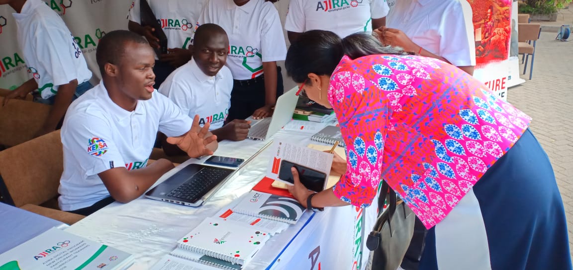 AjiraDigital_KU's tweet image. Carol Kori, the head of @MasokoKe visits the @AjiraDigital tent to learn more about our services during the #EcommerceConference at Strathmore University.