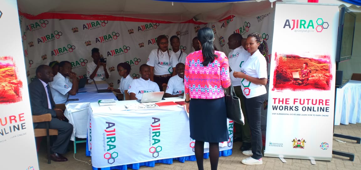 AjiraDigital_KU's tweet image. Carol Kori, the head of @MasokoKe visits the @AjiraDigital tent to learn more about our services during the #EcommerceConference at Strathmore University.